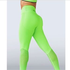 SHEFIT SEAMLESS LEGGINGS SIZE MEDIUM